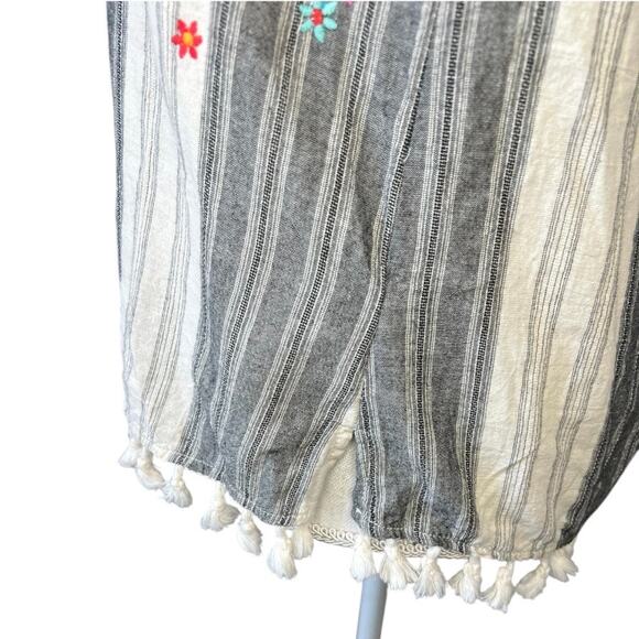 Savanna Jane Gray and White embroidered Sleeveless Graphic Tank Top boho chic - Picture 3 of 7